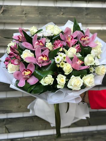 Букет цветов из: Розы и Хризантемы в Белоозерский