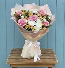Букет цветов из:  Гвоздики, Орхидеи и Розы в Белоозерский