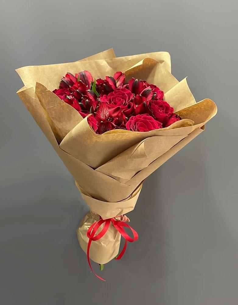 Букет цветов из: Альстромерии и Розы в Белоозерский