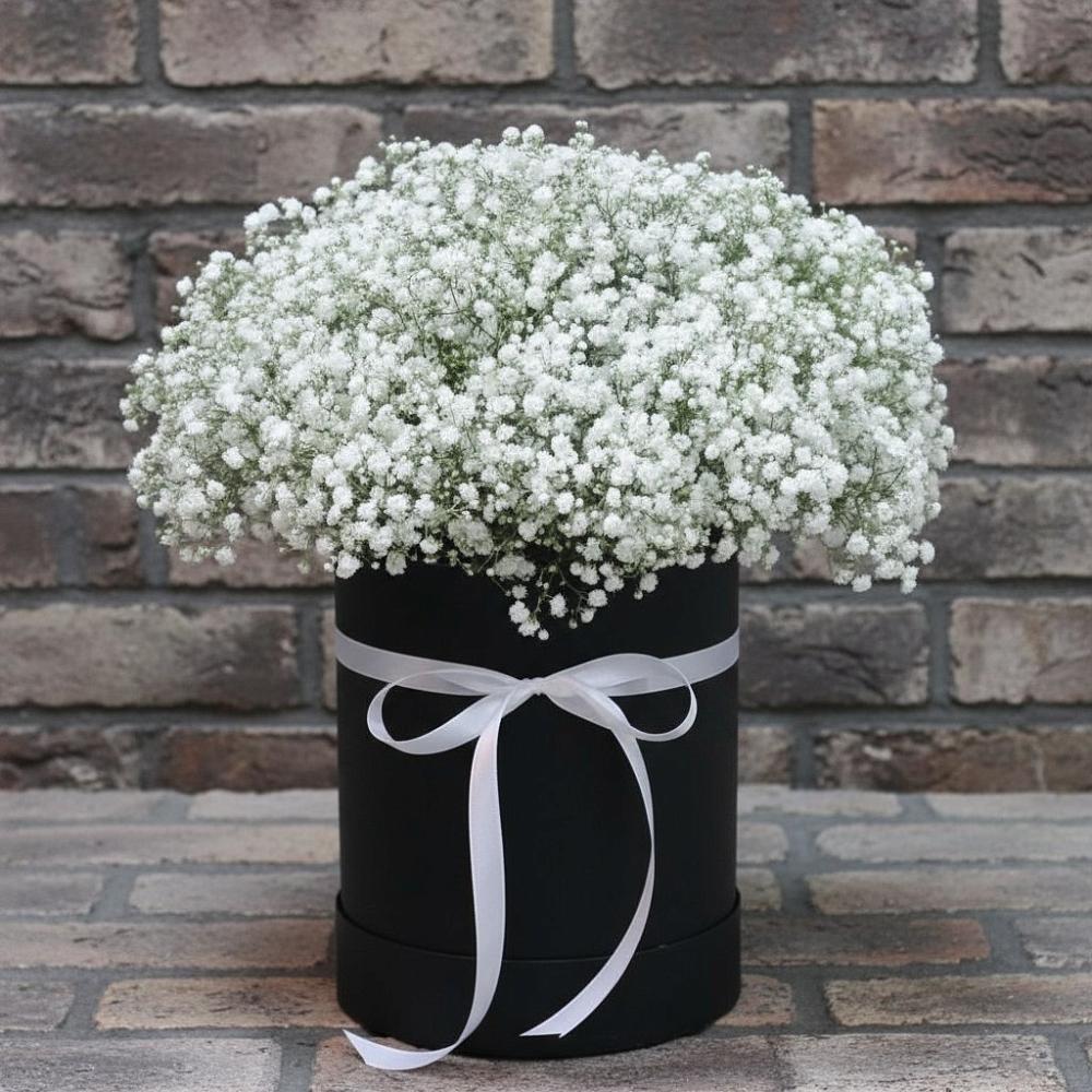 Цветочная композиция из Гипсофила в шляпной коробке в Белоозерский