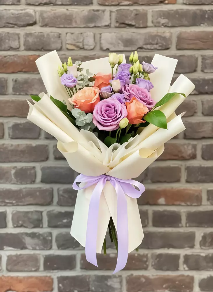 Букет цветов из: Лизиантусы и Розы в Белоозерский