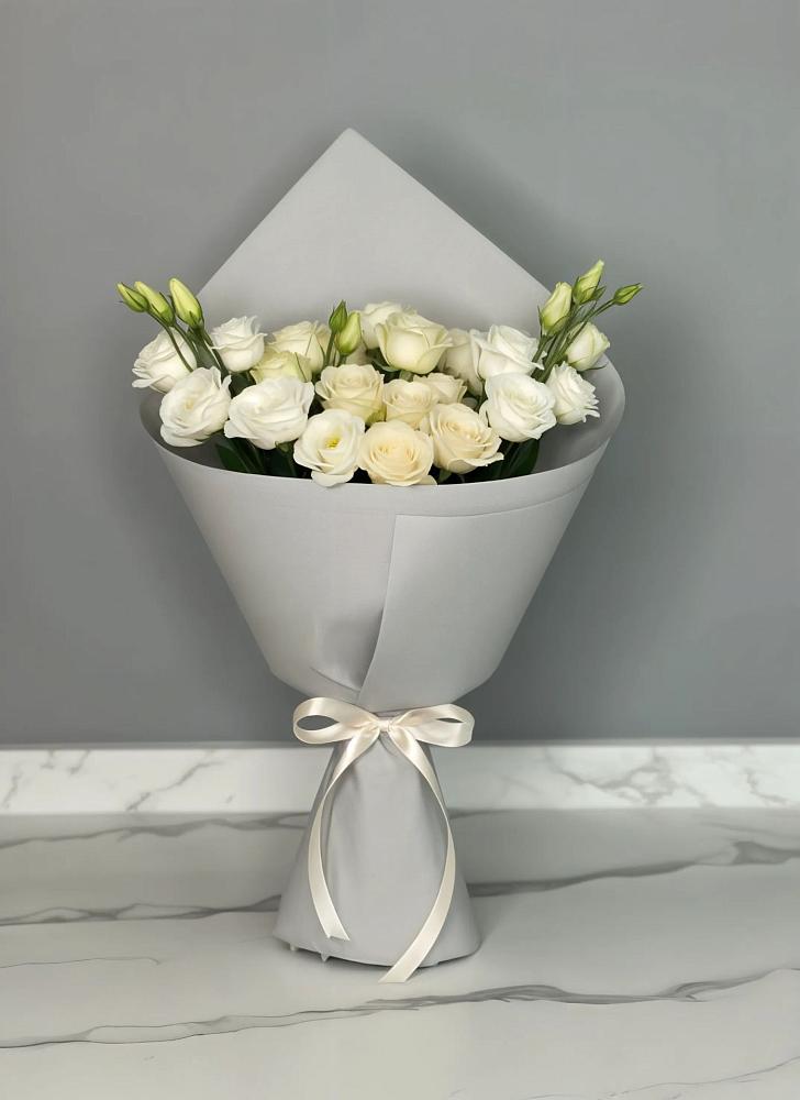 Букет цветов из: Розы и Лизиантусы в Белоозерский