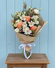 Букет цветов из:  Альстромерии, Лизиантусы, Розы и Хризантемы в Белоозерский