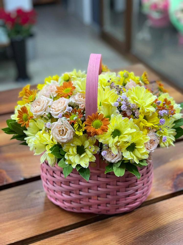 Цветочная композиция из Хризантемы и Розы в корзине в Белоозерский