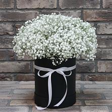 Цветочная композиция из Гипсофила в шляпной коробке в Белоозерский
