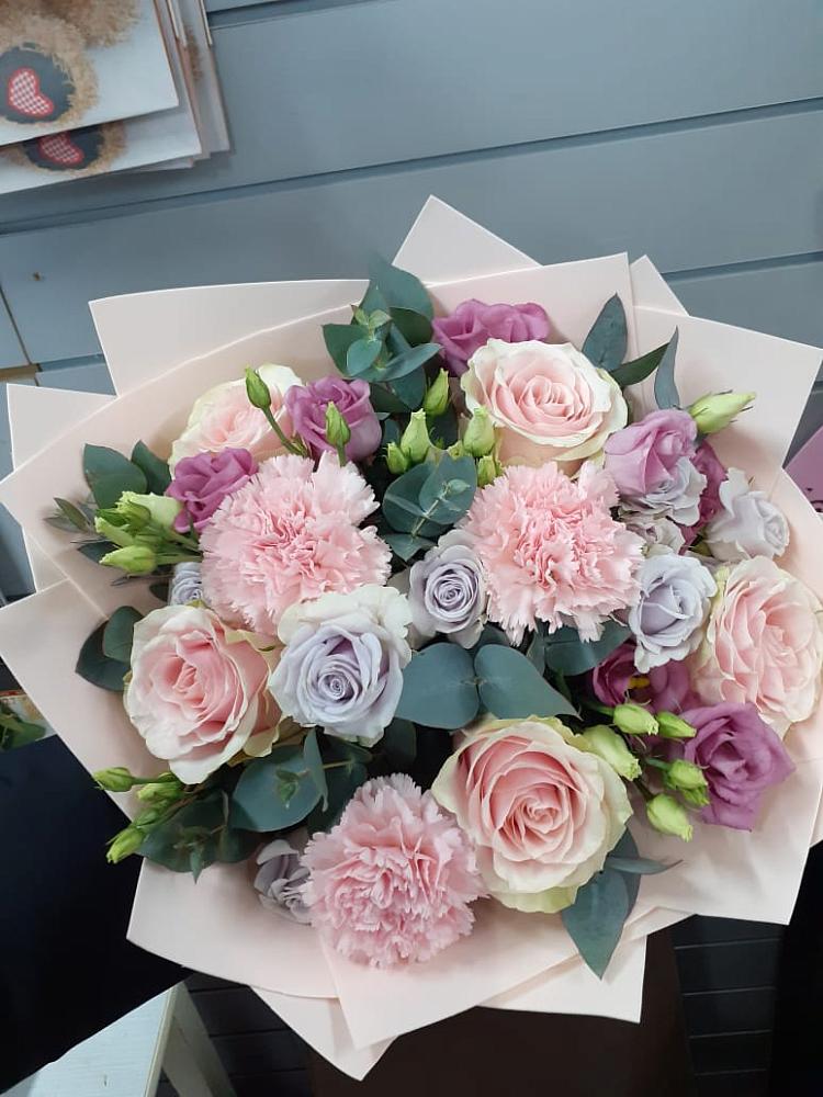 Букет цветов из: Розы, Гвоздики и Лизиантусы в Белоозерский