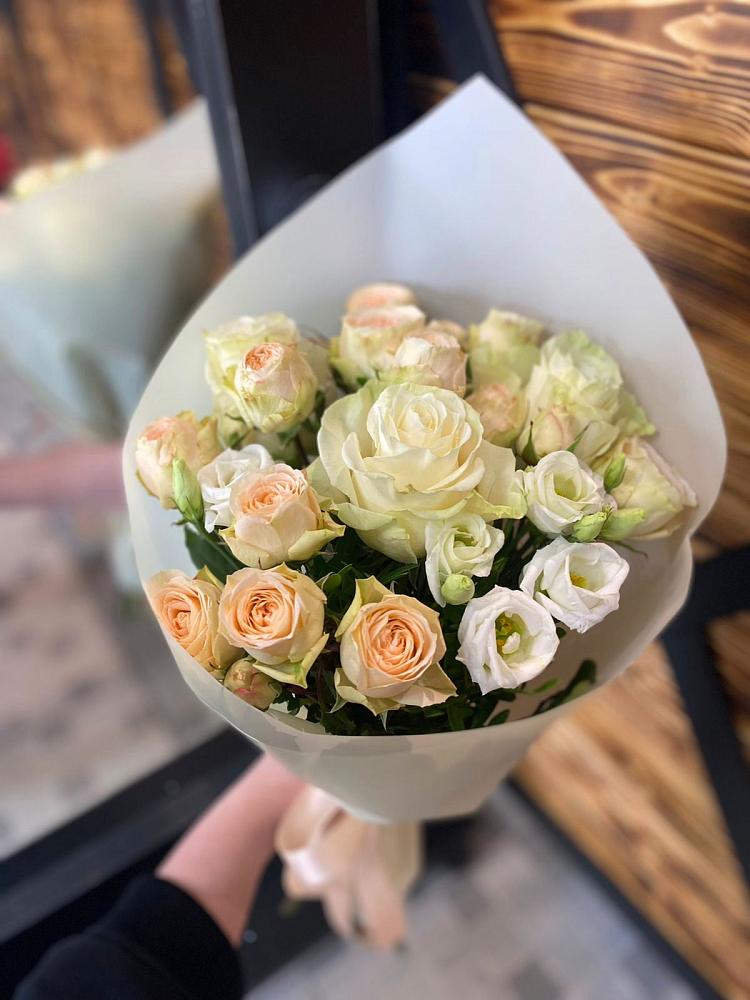 Букет цветов из: Розы и Лизиантусы в Белоозерский